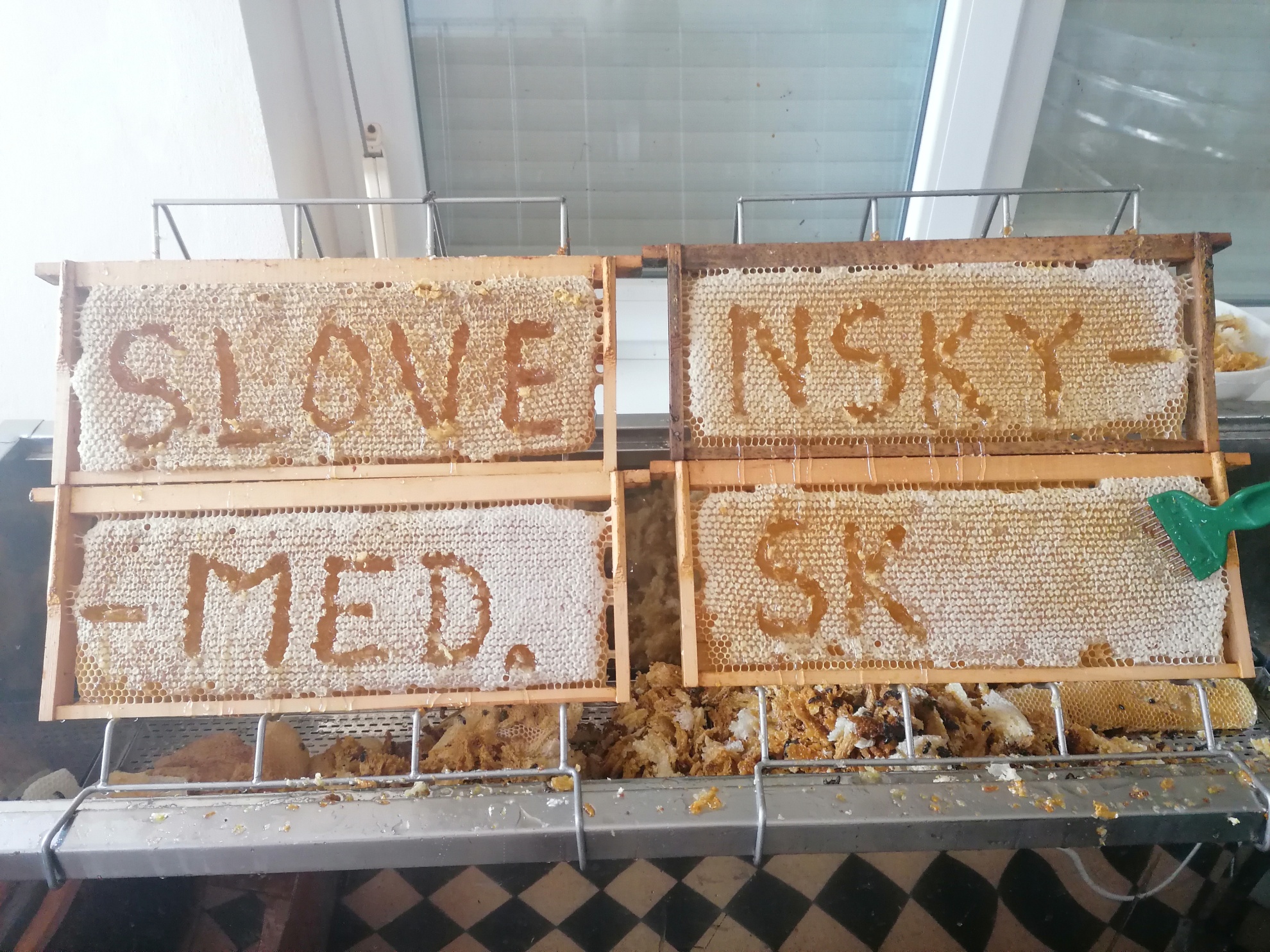 Včelie plásty na odviečkovacom stole s nápisom Slovensky-Med.sk